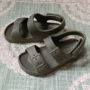 Green old navy sandals size 6